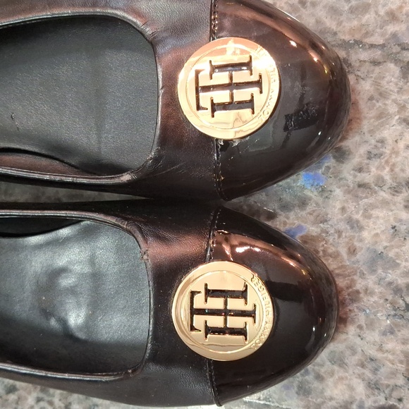 "TOMMY HILFIGER" Woman's Sz 8m, soft black leather with gold "TH" Logo. NWOT - Picture 4 of 5